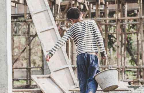 В Казахстане дети работают бесплатно или за копейки. Как защитить права трудящихся подростков